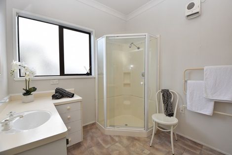 Photo of property in 2 Mckenzie Terrace, Carterton, 5713