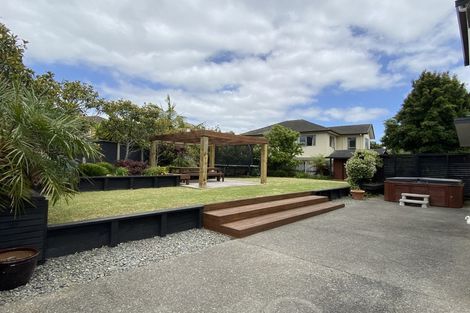 Photo of property in 17 Glen Bay Close, Pinehill, Auckland, 0632