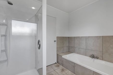 Photo of property in 3e Kinross Drive, Merrilands, New Plymouth, 4312