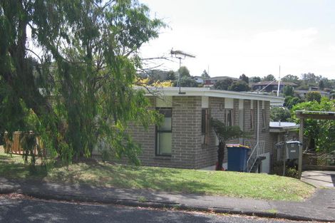 Photo of property in 2/11 Ayton Drive, Totara Vale, Auckland, 0629