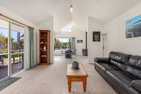 Photo of property in 28 Harry Shaw Way, Raumati South, Paraparaumu, 5032