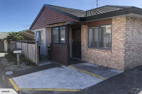 Photo of property in 4/520 Don Buck Road, Westgate, Auckland, 0614