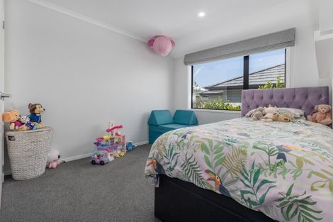 Photo of property in 2 Roundhouse Close, Whitby, Porirua, 5024