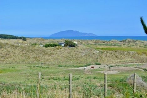 Photo of property in 24 Uxbridge Terrace, Waikawa Beach, Levin, 5573