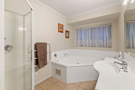 Photo of property in 45 Sapperton Drive, Henderson, Auckland, 0612