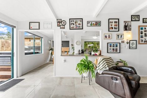 Photo of property in 3 Delshaw Avenue, Stanmore Bay, Whangaparaoa, 0932