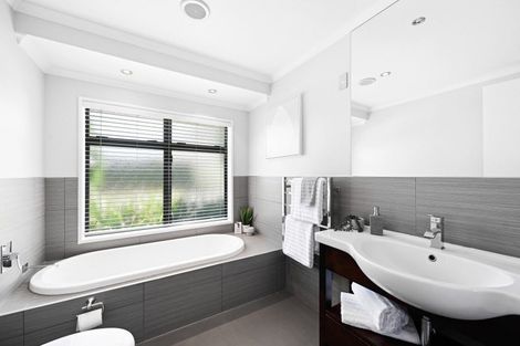 Photo of property in 16 Hampshire Court, Flagstaff, Hamilton, 3210