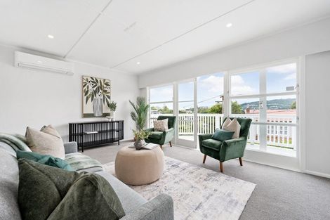 Photo of property in 5 Omega Street, Newlands, Wellington, 6037