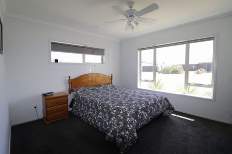 Photo of property in 8 Oxnam Place, Foxton Beach, Foxton, 4815