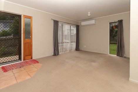 Photo of property in 13 Kearney Place, Massey, Auckland, 0614