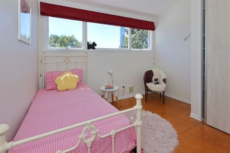 Photo of property in 4 Tasman Avenue, Henderson Valley, Auckland, 0614