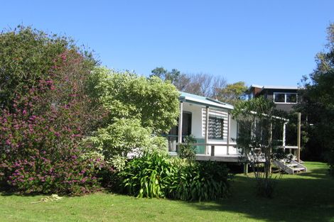 Photo of property in 2 Hicks Place, Cooks Beach, Whitianga, 3591