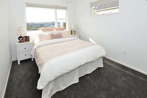 Photo of property in 2/599 Glenfield Road, Totara Vale, Auckland, 0629