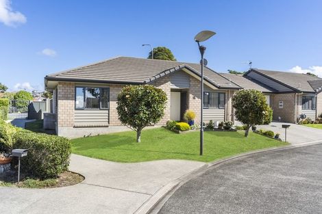 Photo of property in 18 Royalle Mews, Botany Downs, Auckland, 2010