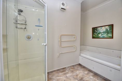 Photo of property in 2 Mckenzie Terrace, Carterton, 5713