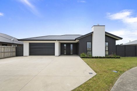 Photo of property in 18 Atlantic Drive, Fitzherbert, Palmerston North, 4410