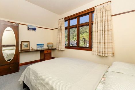 Photo of property in 73 Marine Parade, Eastbourne, Lower Hutt, 5013