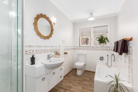 Photo of property in 15 Mana View Road, Paremata, Porirua, 5026