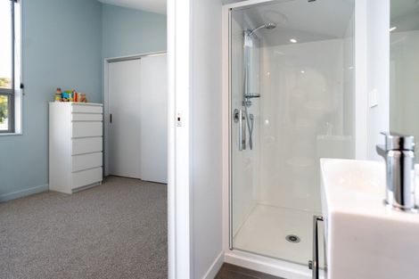 Photo of property in 13/2 Stone Street, Miramar, Wellington, 6022