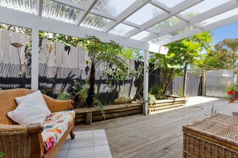 Photo of property in 2/10 Landsberg Way, Windsor Park, Auckland, 0632