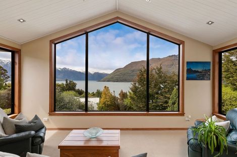 Photo of property in 9 Evergreen Place, Sunshine Bay, Queenstown, 9300