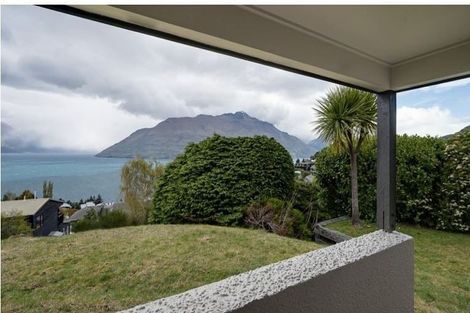 Photo of property in 67 Wynyard Crescent, Fernhill, Queenstown, 9300