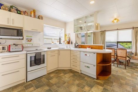 Photo of property in 9 Deakin Place, Clive, 4102