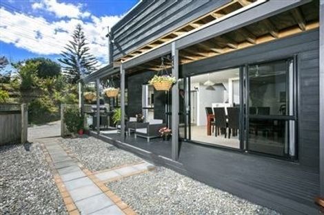 Photo of property in 2/182 Queen Street, Northcote Point, Auckland, 0627