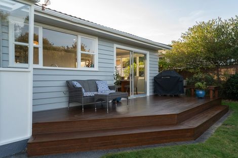 Photo of property in 2 Fitzwilliam Terrace, Tawa, Wellington, 5028
