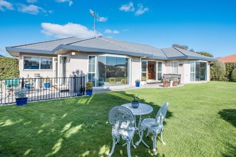 Photo of property in 10 Glen Loch Place, Paraparaumu, 5032