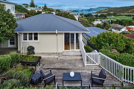 Photo of property in 9 Mana View Road, Paremata, Porirua, 5026
