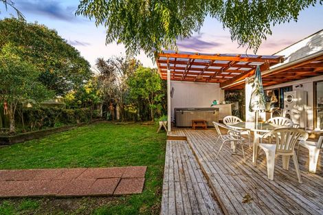 Photo of property in 214a Edmonton Road, Te Atatu South, Auckland, 0610