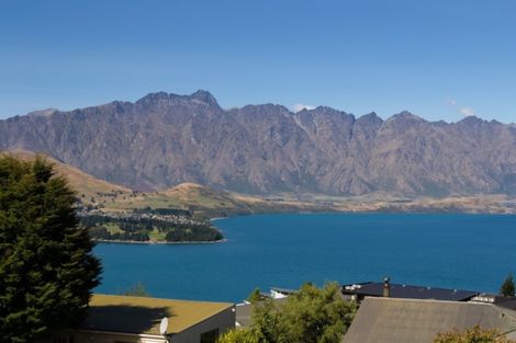 Photo of property in 28 Wynyard Crescent, Fernhill, Queenstown, 9300