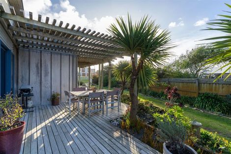 Photo of property in 28 Kent Avenue, Waitarere Beach, Levin, 5510