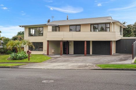 Photo of property in 13 Winstone Place, Highlands Park, New Plymouth, 4312
