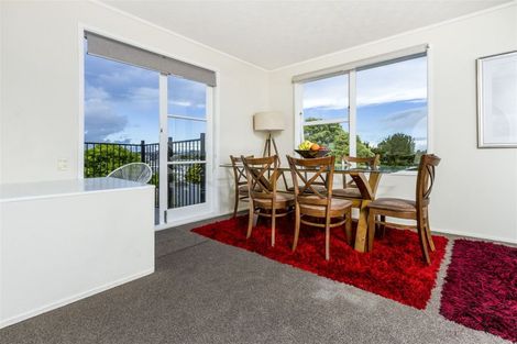 Photo of property in 2/253 Wairau Road, Totara Vale, Auckland, 0627