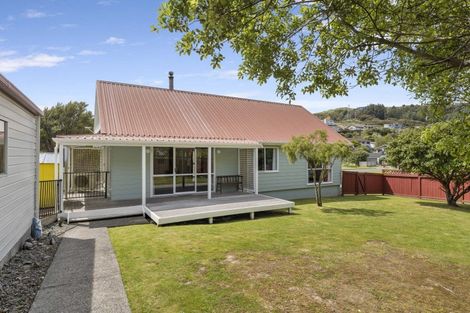 Photo of property in 2 Seagull Place, Whitby, Porirua, 5024