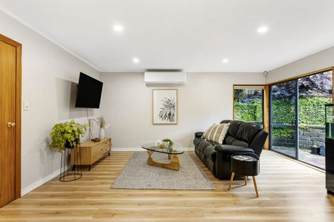 Photo of property in 12 La Roche Place, Northcote, Auckland, 0627