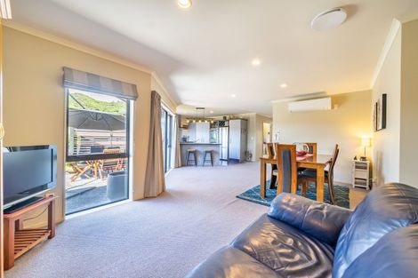 Photo of property in 4 Aragon Grove, Kingsley Heights, Upper Hutt, 5018