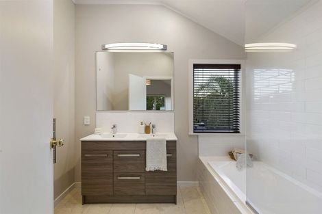 Photo of property in 25a Belle Vue Avenue, Northcote Point, Auckland, 0627