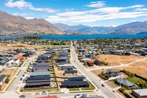 Photo of property in 2 The Heights Avenue, Wanaka, 9305