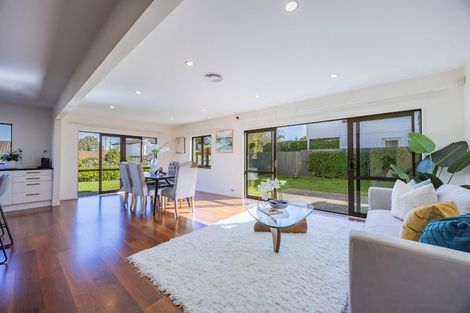 Photo of property in 13 Knightsbridge Drive, Forrest Hill, Auckland, 0620