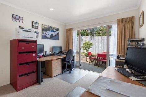 Photo of property in 8 Stonedge Lane, Rosedale, Auckland, 0632