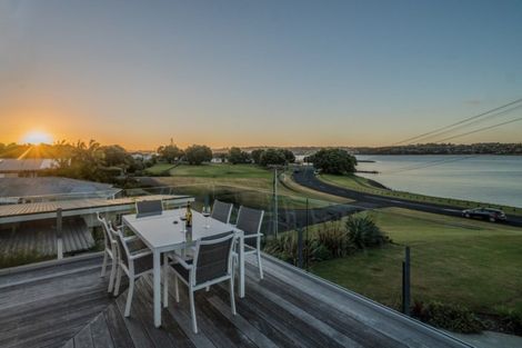 Photo of property in 16 Kiwi Esplanade, Mangere Bridge, Auckland, 2022