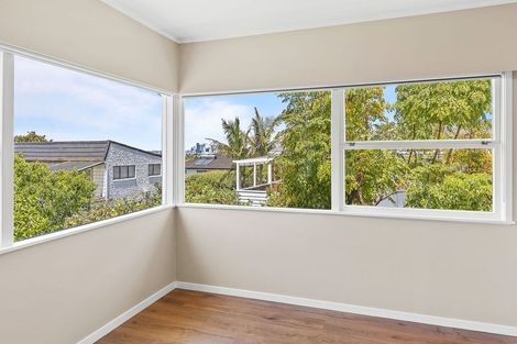 Photo of property in 24 Holdaway Avenue, Northcote, Auckland, 0627