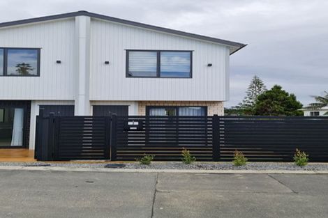 Photo of property in 3/532 Glenfield Road, Glenfield, Auckland, 0629