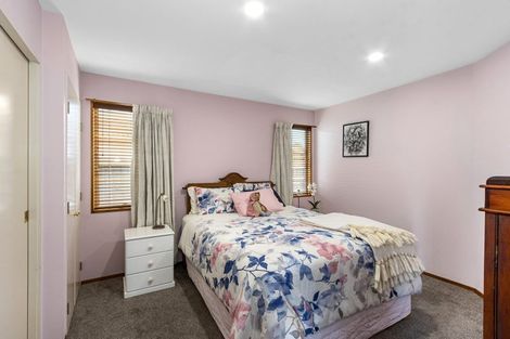 Photo of property in 33 Crofton Road, Harewood, Christchurch, 8051