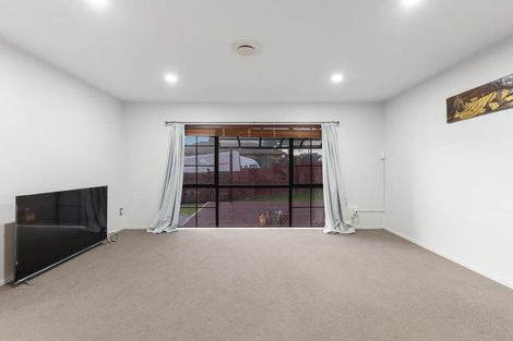 Photo of property in 30 Hercules Drive, Henderson, Auckland, 0612