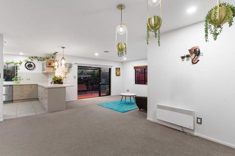 Photo of property in 30 Hercules Drive, Henderson, Auckland, 0612