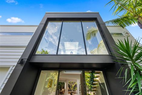 Photo of property in 15c Rodney Road, Northcote Point, Auckland, 0627